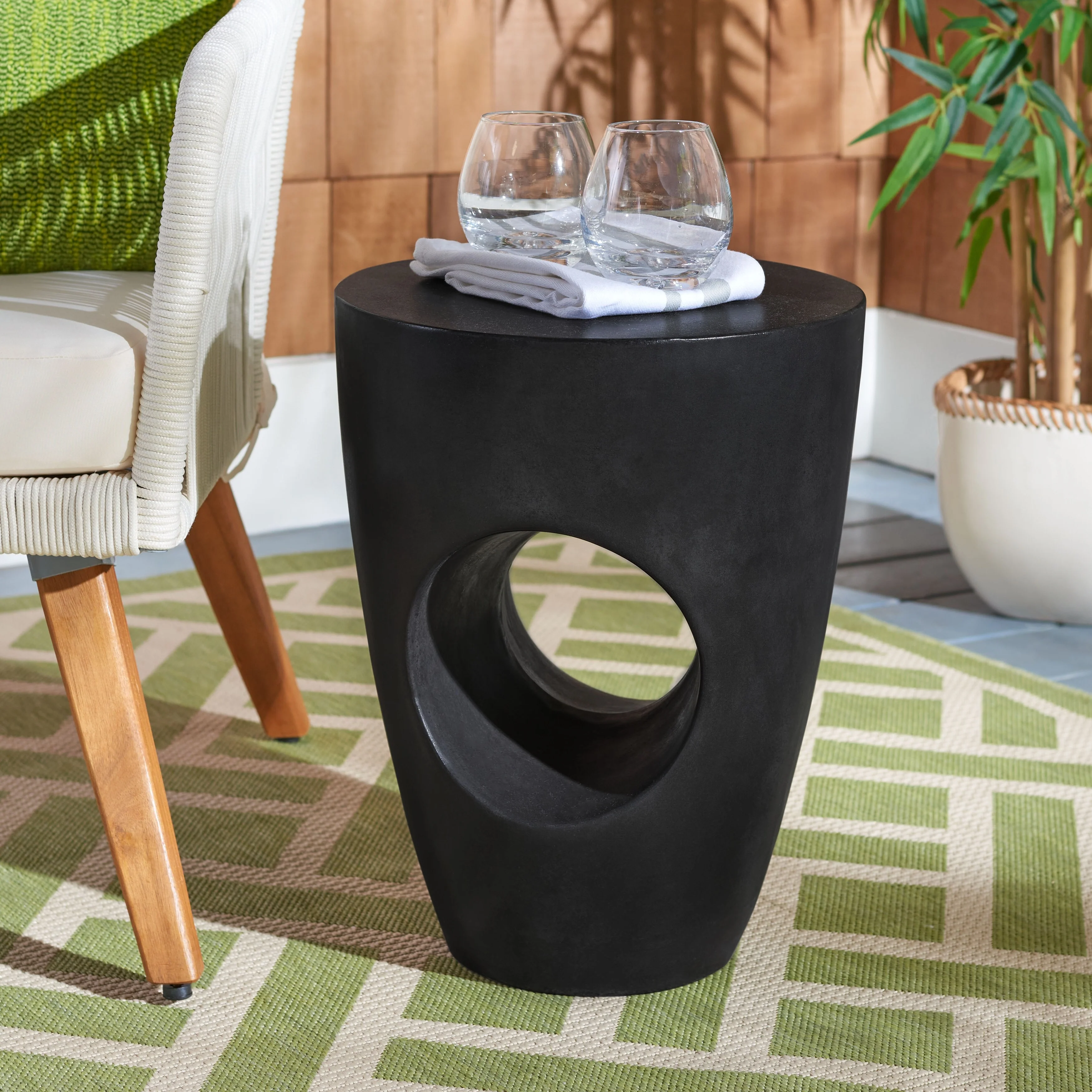 SAFAVIEH Hadil Indoor/ Outdoor Modern Black Concrete Round Accent Table - 14.1 W x 14.1 L x 17.7 H - 14Wx14Dx18H