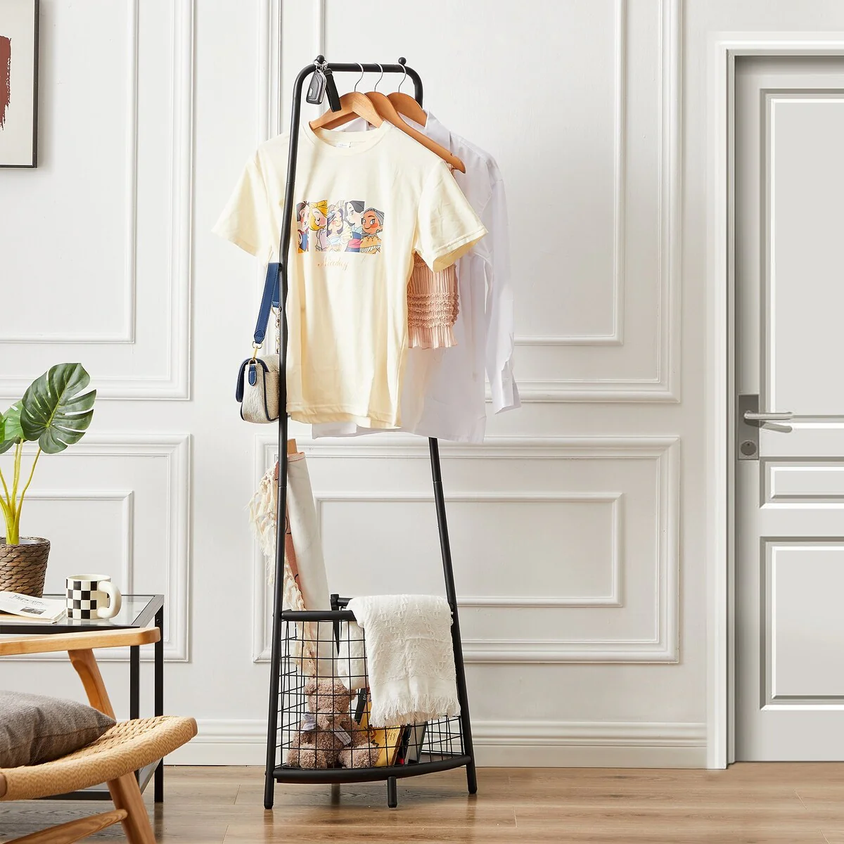 Entryway Coat Rack Triangular Metal Mesh storage Shelf