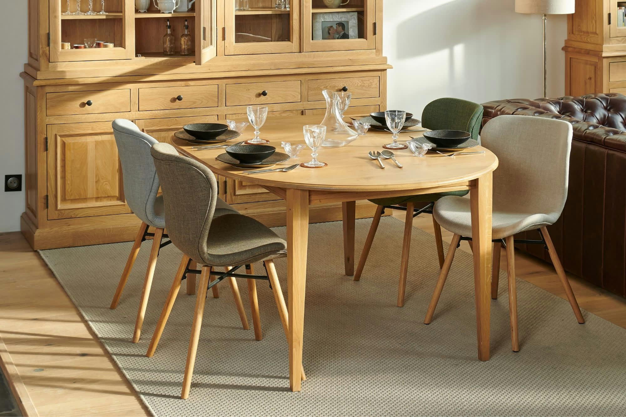 - Table ronde extensible pieds fuseau D105 + 4 chaises tissu