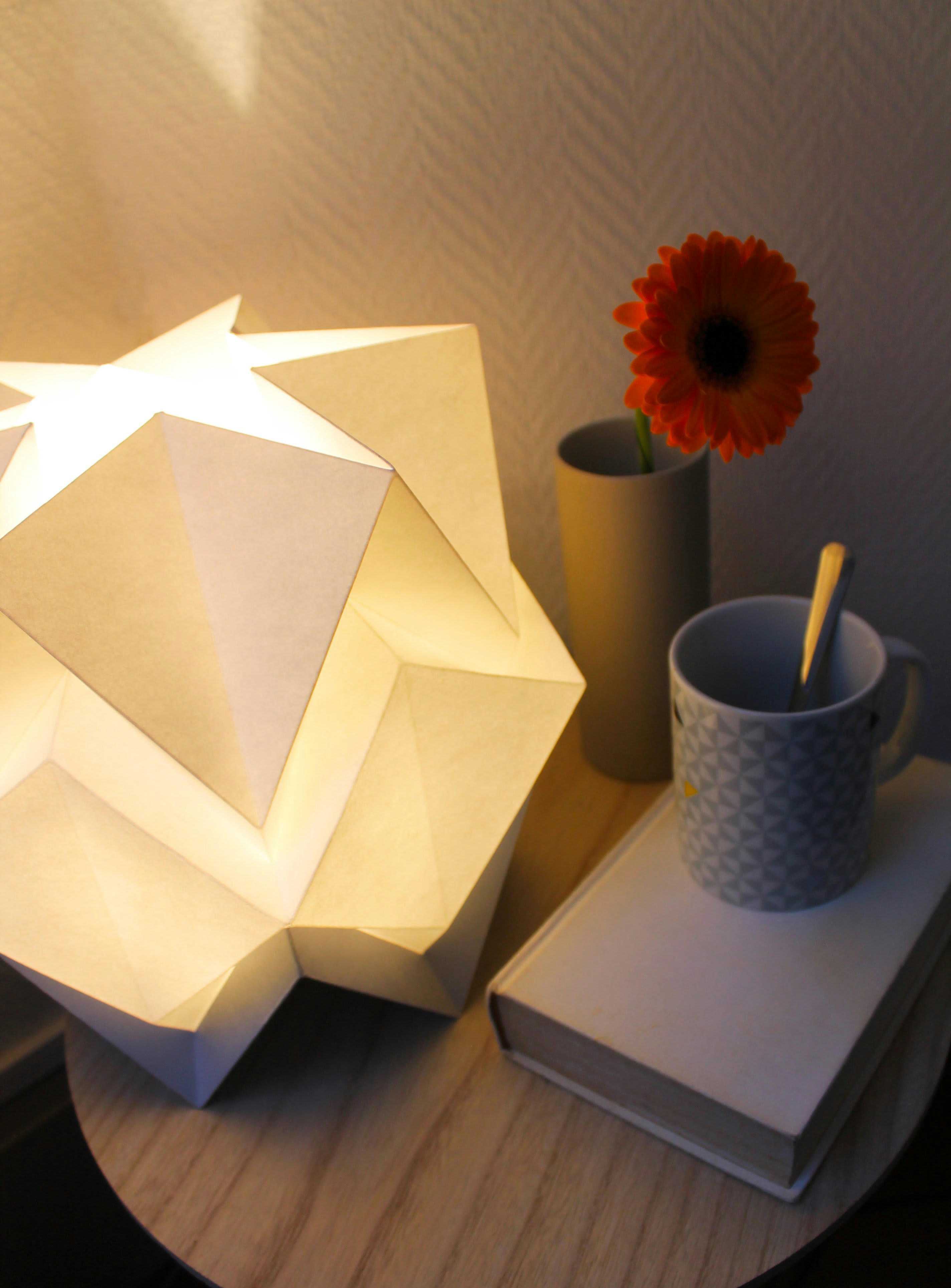 HIKARI - Lampe de table origami bicolore en papier taille M