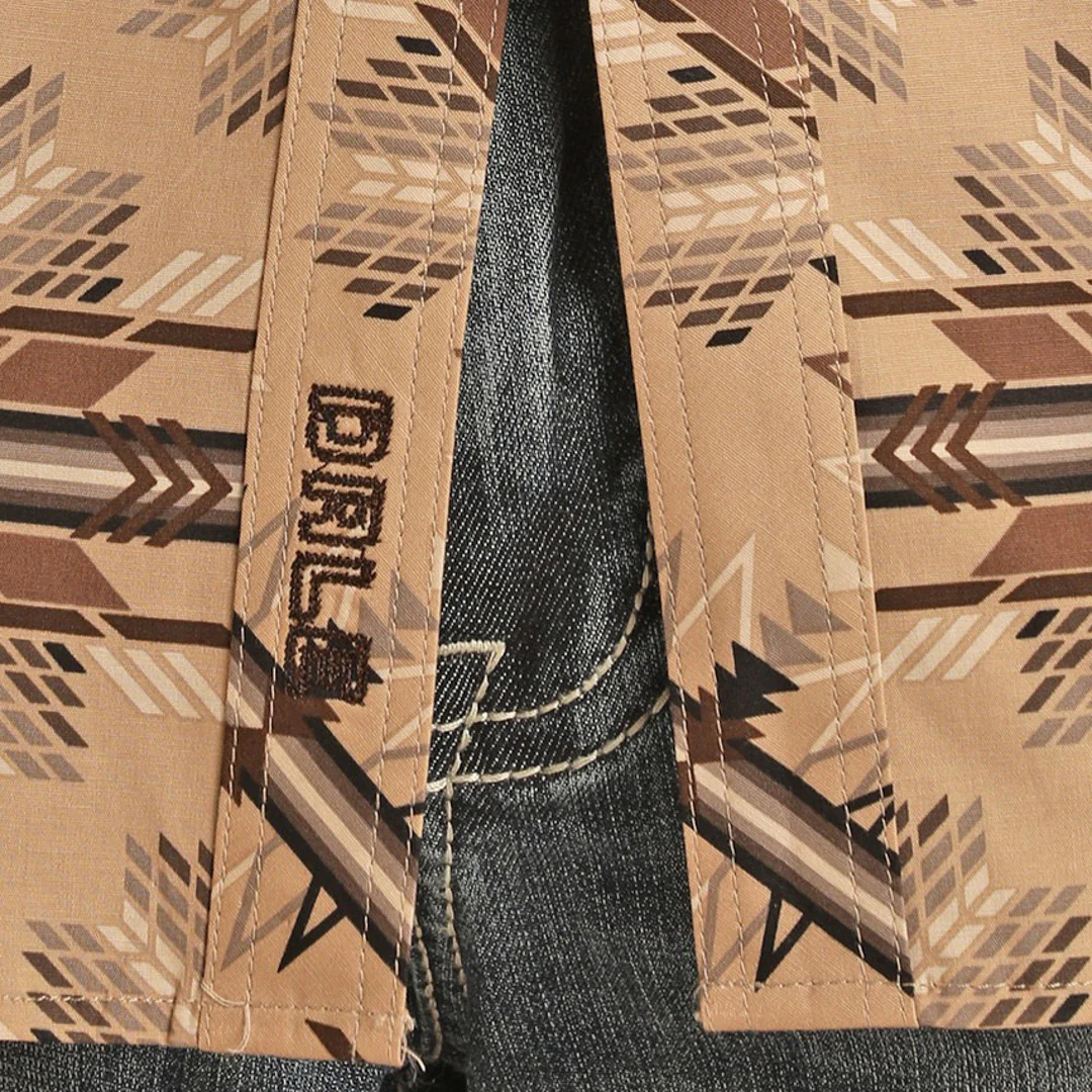 Мужская рубашка в стиле рок-н-ролл с ацтекским принтом и кнопками, бежевого цвета.