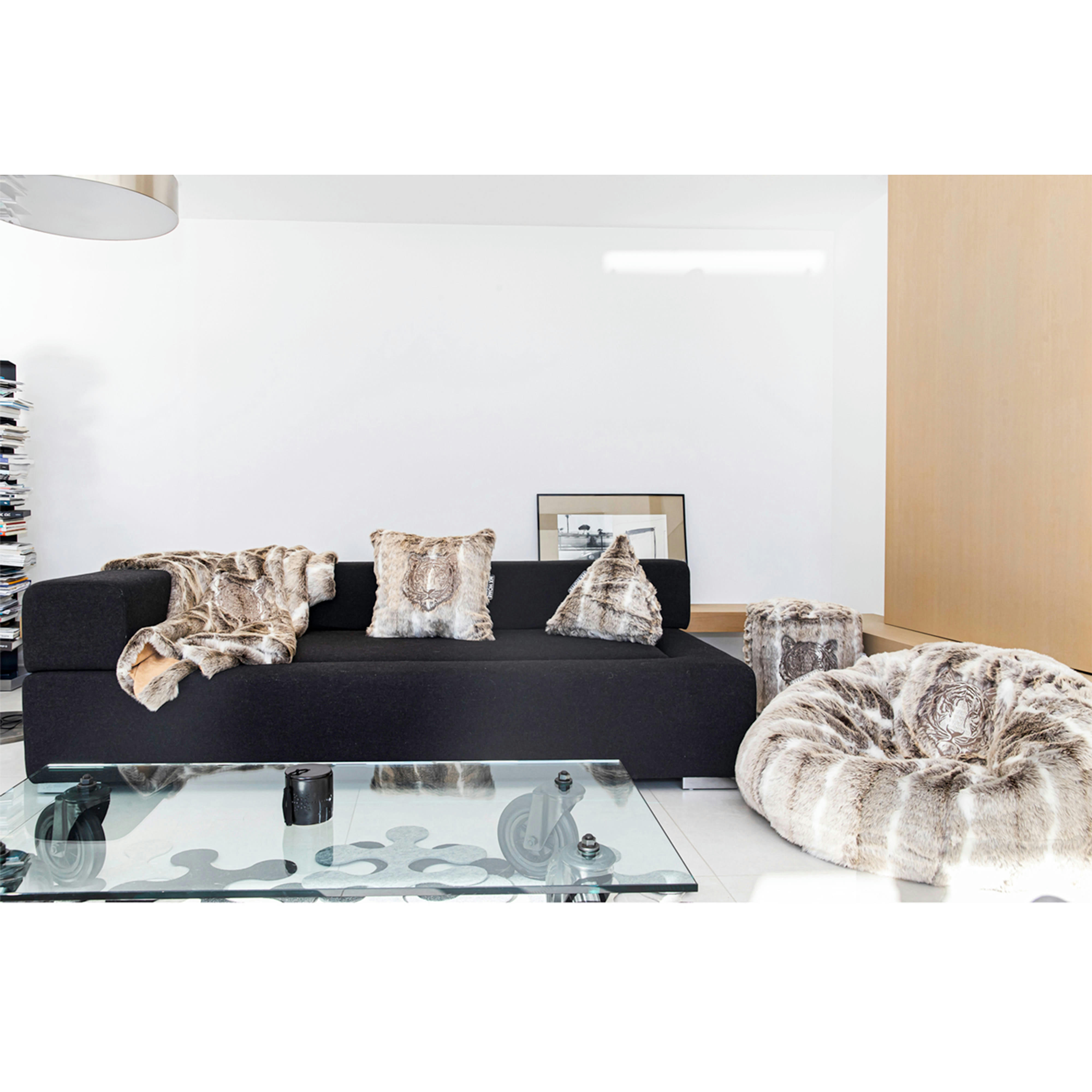 - Pouf en fausse fourrure brodé marron clair