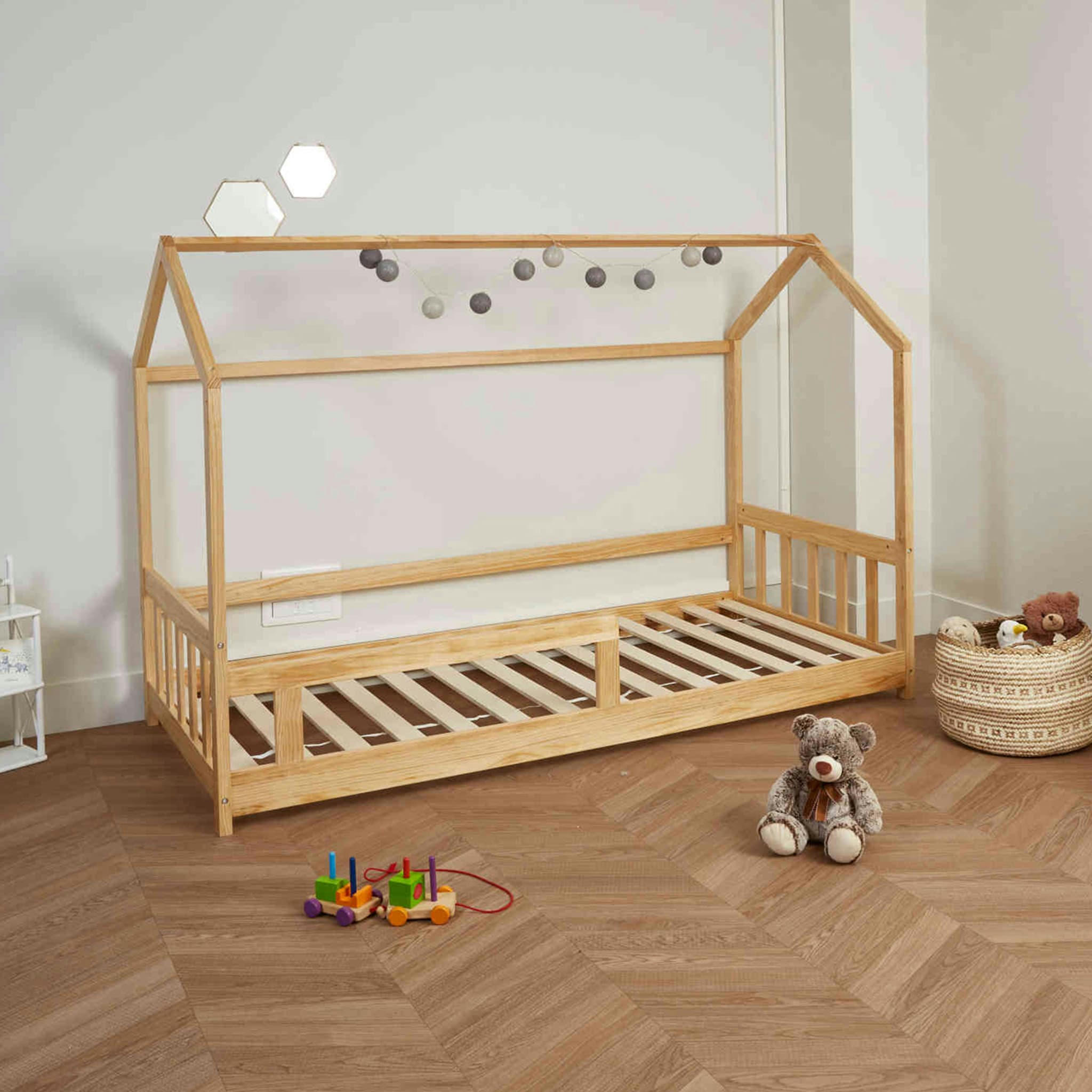 - Lit cabane enfant bois clair 90x190