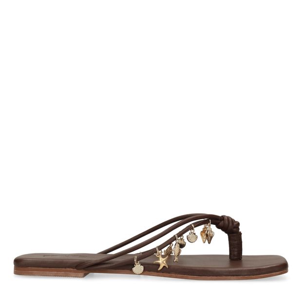 Bruine leren slippers met goudkleurige charms