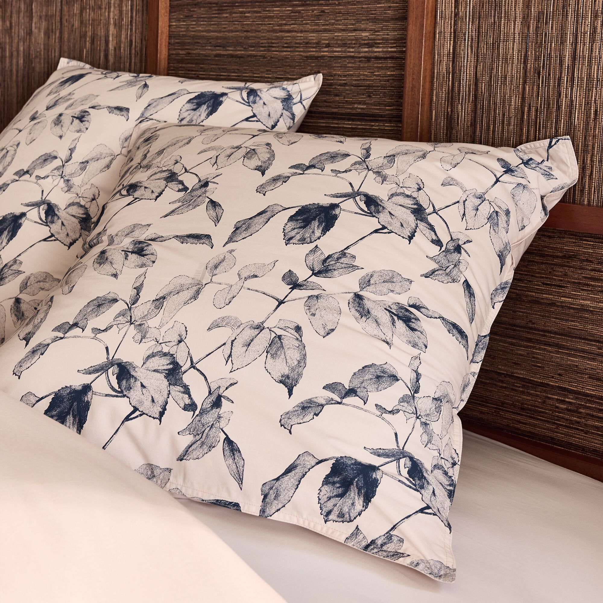 PAOLA - Housse de couette 240x220cm et 2 taies d'oreiller 63x63cm en percale de coton motif végétal - bleu