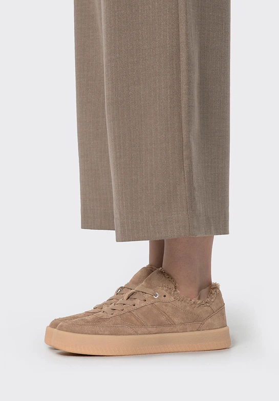 Zamszowe sneakersy z futrzanym wnętrzem beżowe