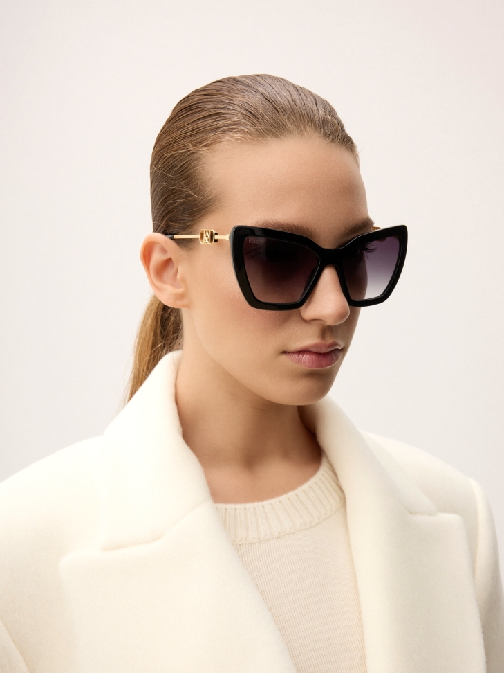 Glasses with decorated temples