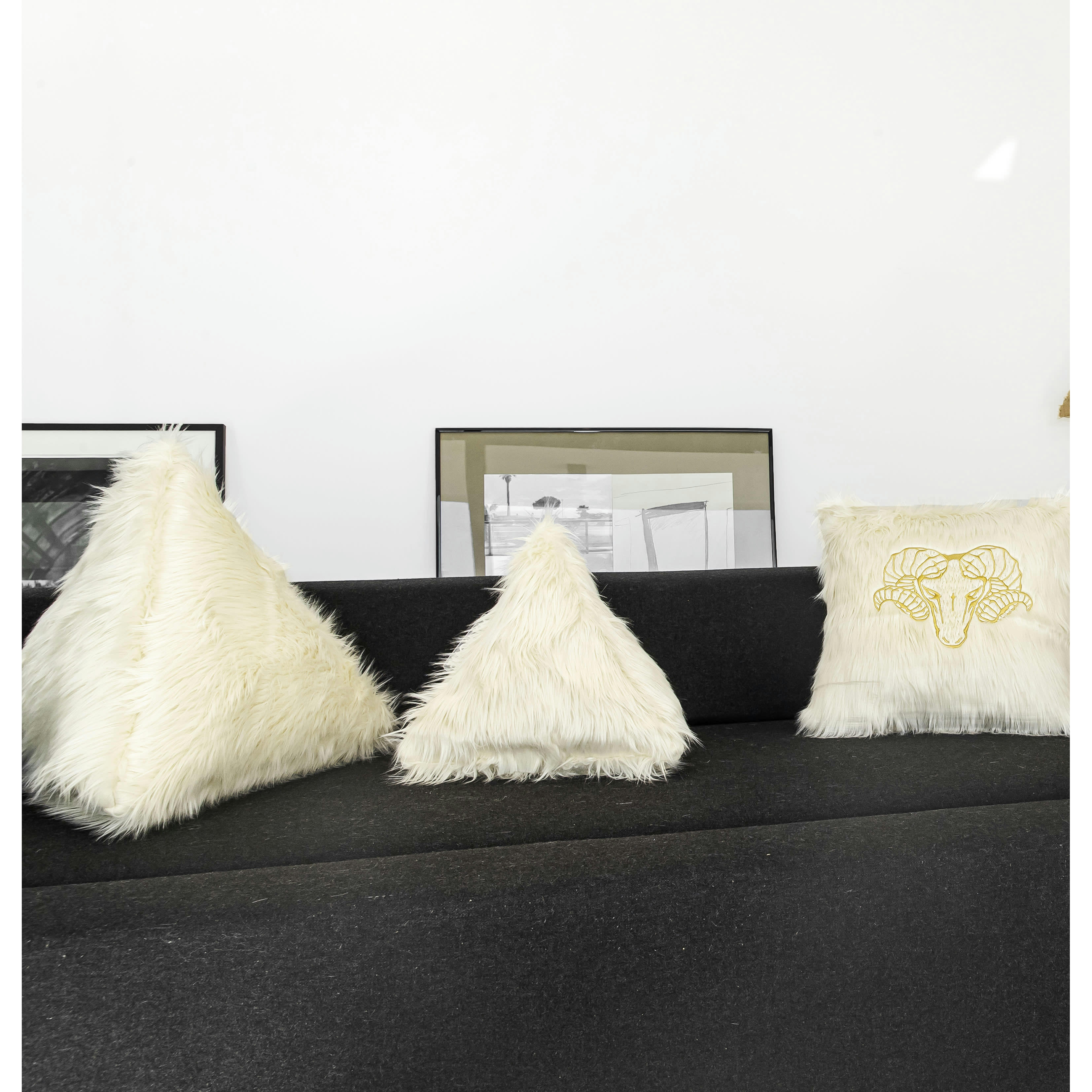 - Coussin brodé en fausse fourrure blanche