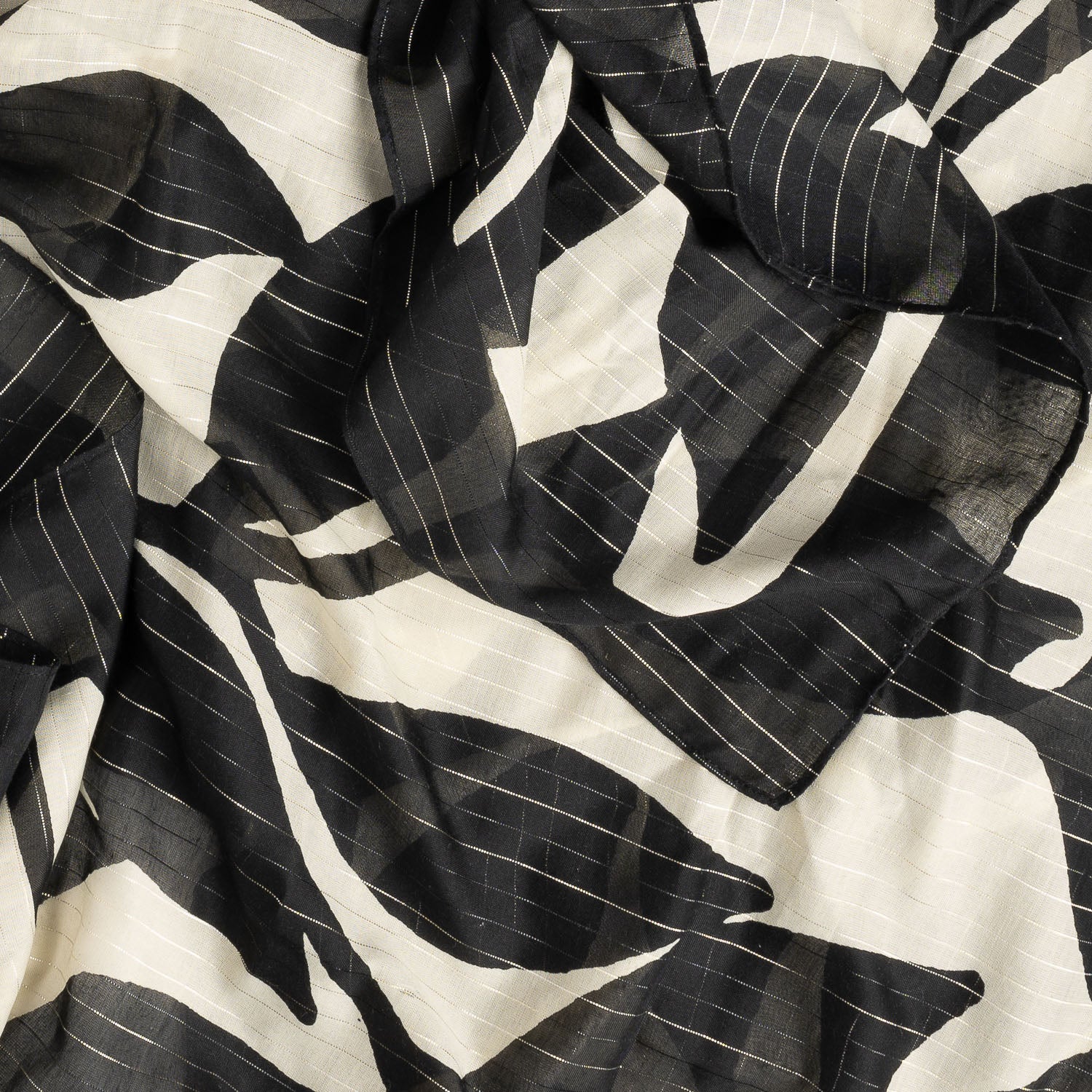 Foulard noir motif maxi feuilles