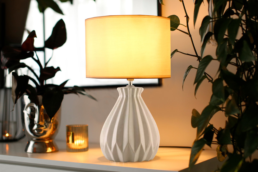 KONSIMO FABO duża lampa stołowa biała
