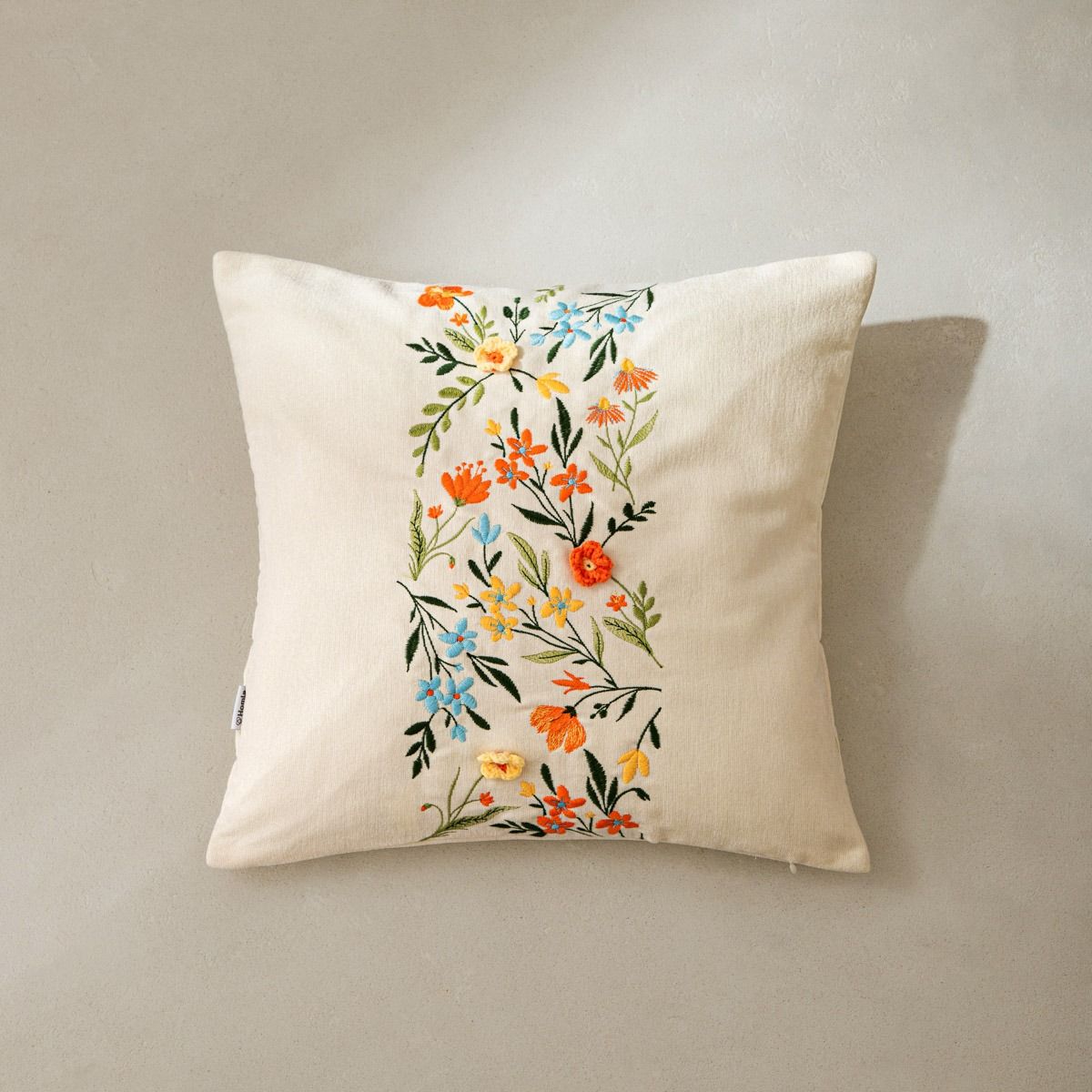 Poszewka LAVIT z trójwymiarowymi i haftowanymi kwiatami 45x45cm