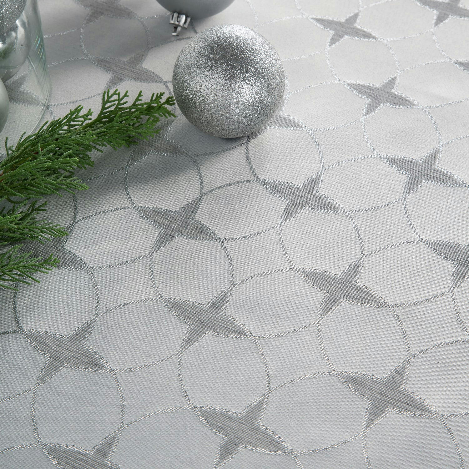 LYRA PLATA - Nappe tissée jacquard argent avec traitement anti-taches 150x150 cm