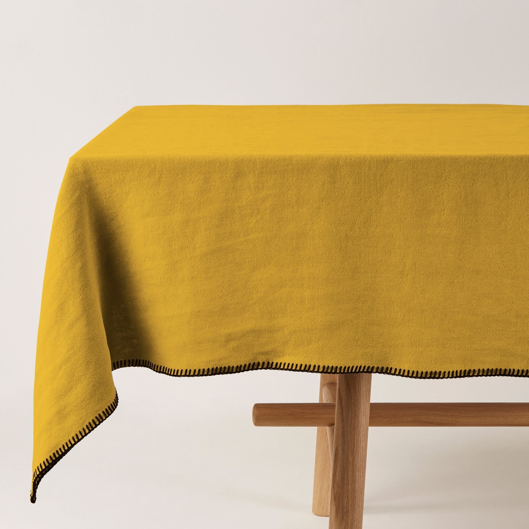 Madura Rechthoekig tafelkleed Nino oker en zwarte slinger 140x250 cm