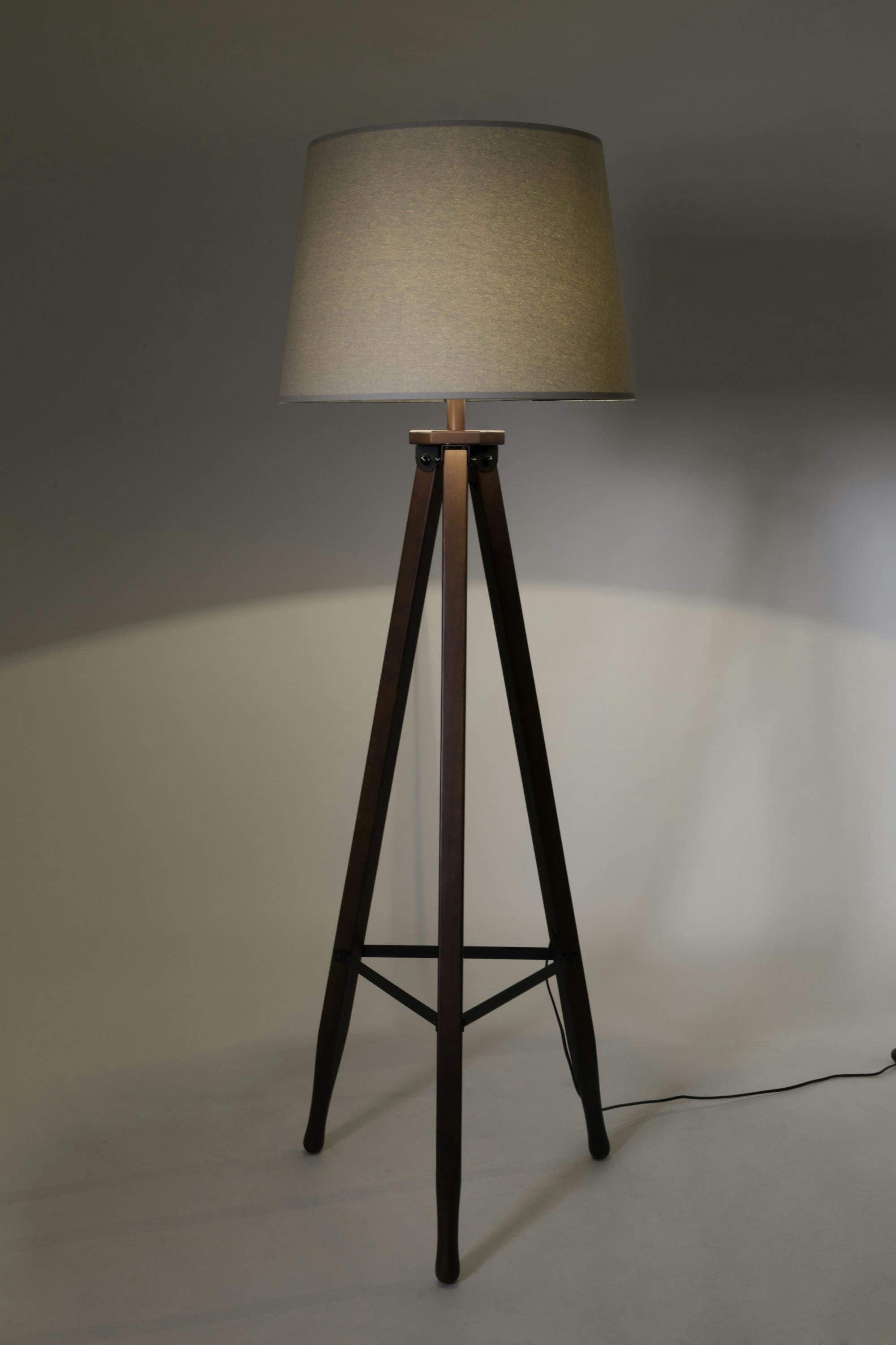 SUONI - lampadaire en bois marron