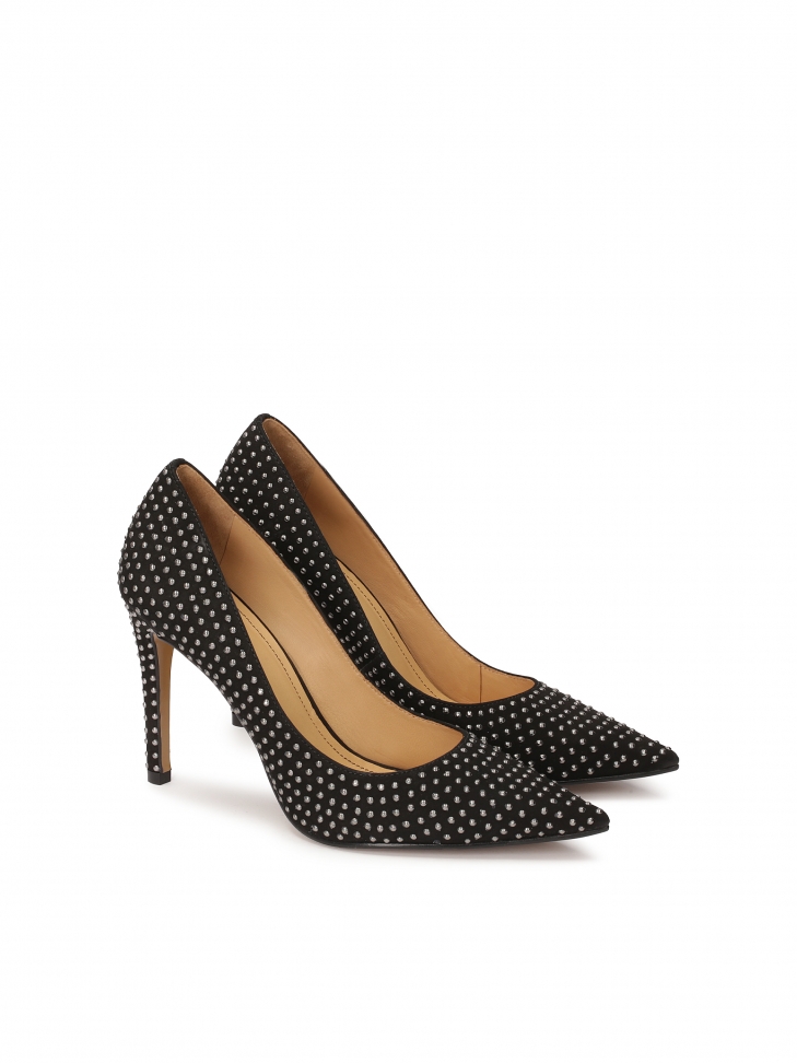 Suede pumps decorated with small rivets