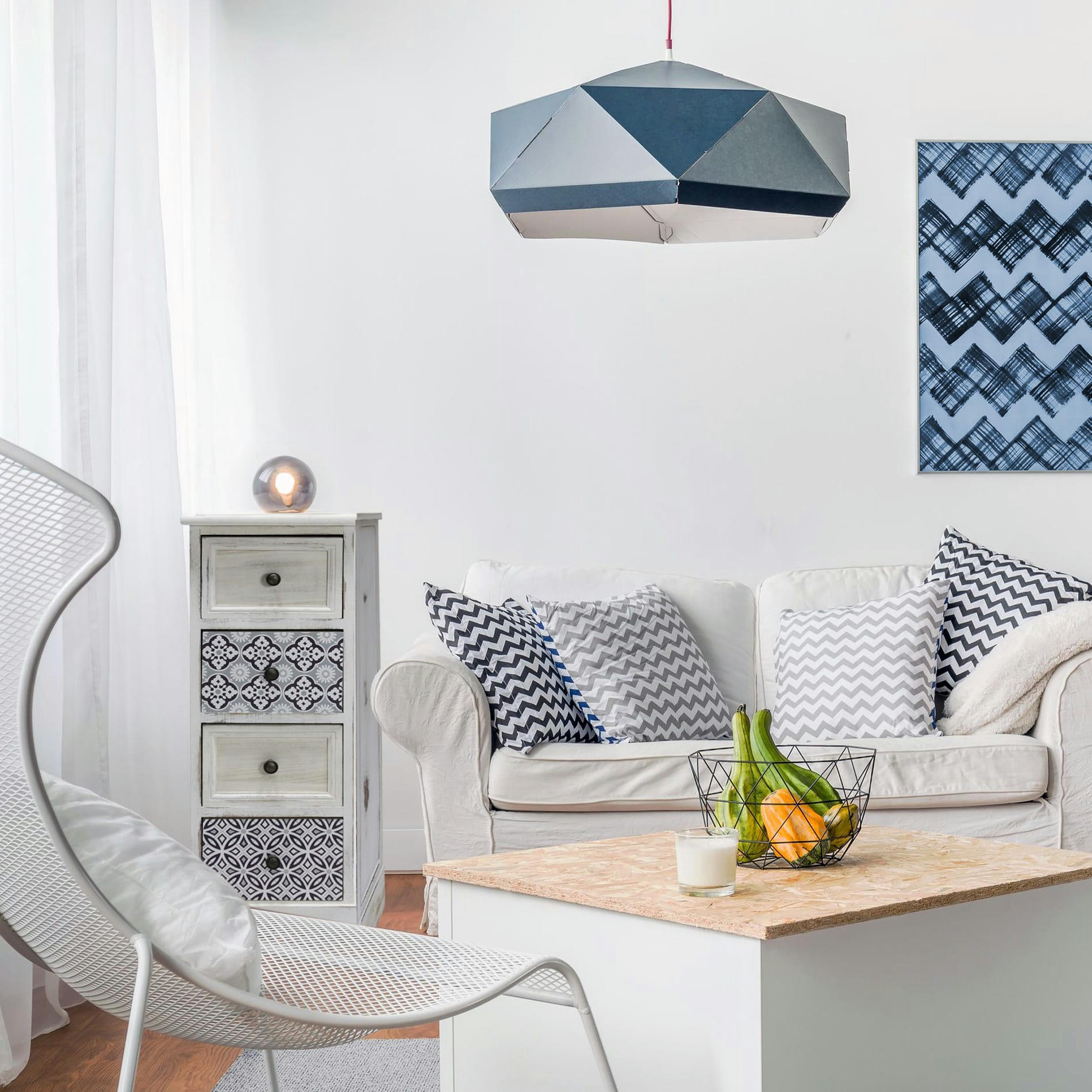 - Chiffonnier majolique avec 4 tiroirs en bois blanc et gris