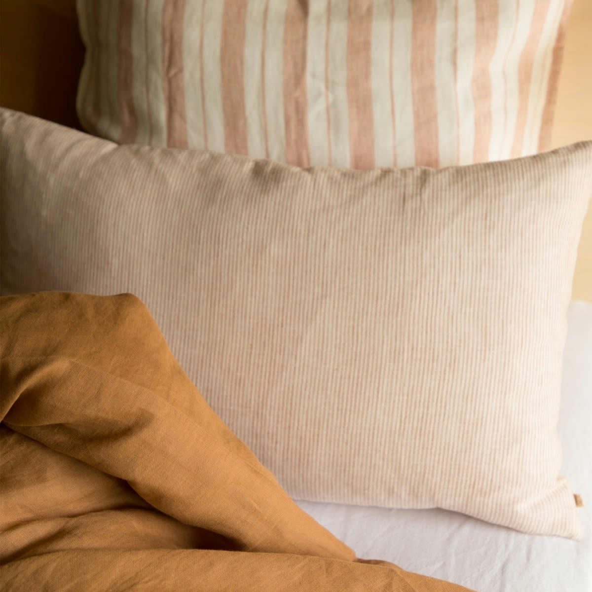 LES ESSENTIELS - Housse de coussin en lin lavé fines rayures rose/crème 40x65 40x65