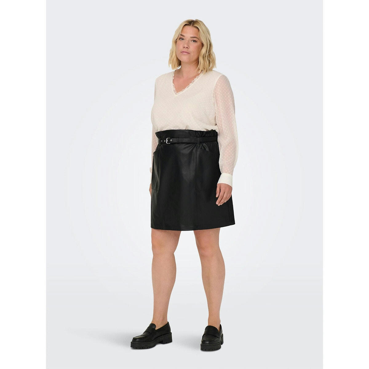 Blouse  col V, détails dentelle