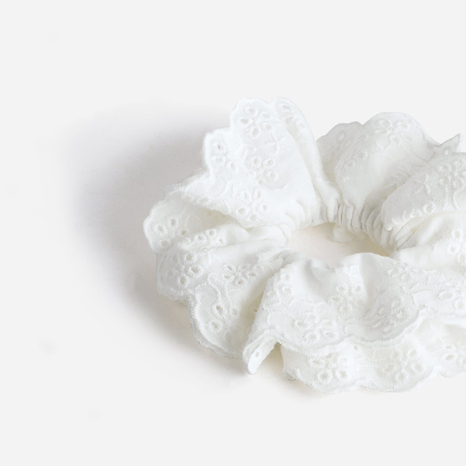Chouchou blanc broderie anglaise