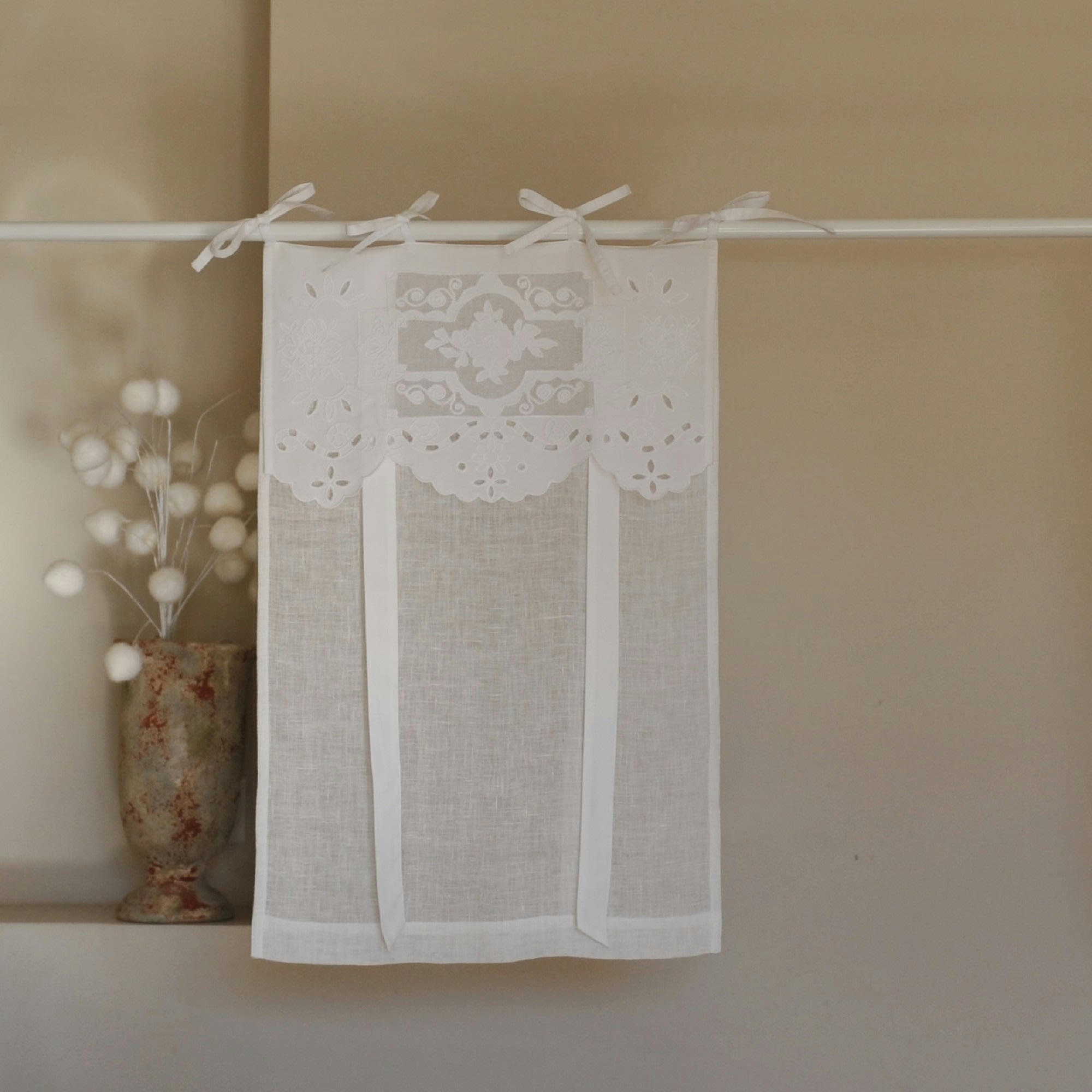 GRIMAUD - Store en lin blanc et broderies 45X70 CM