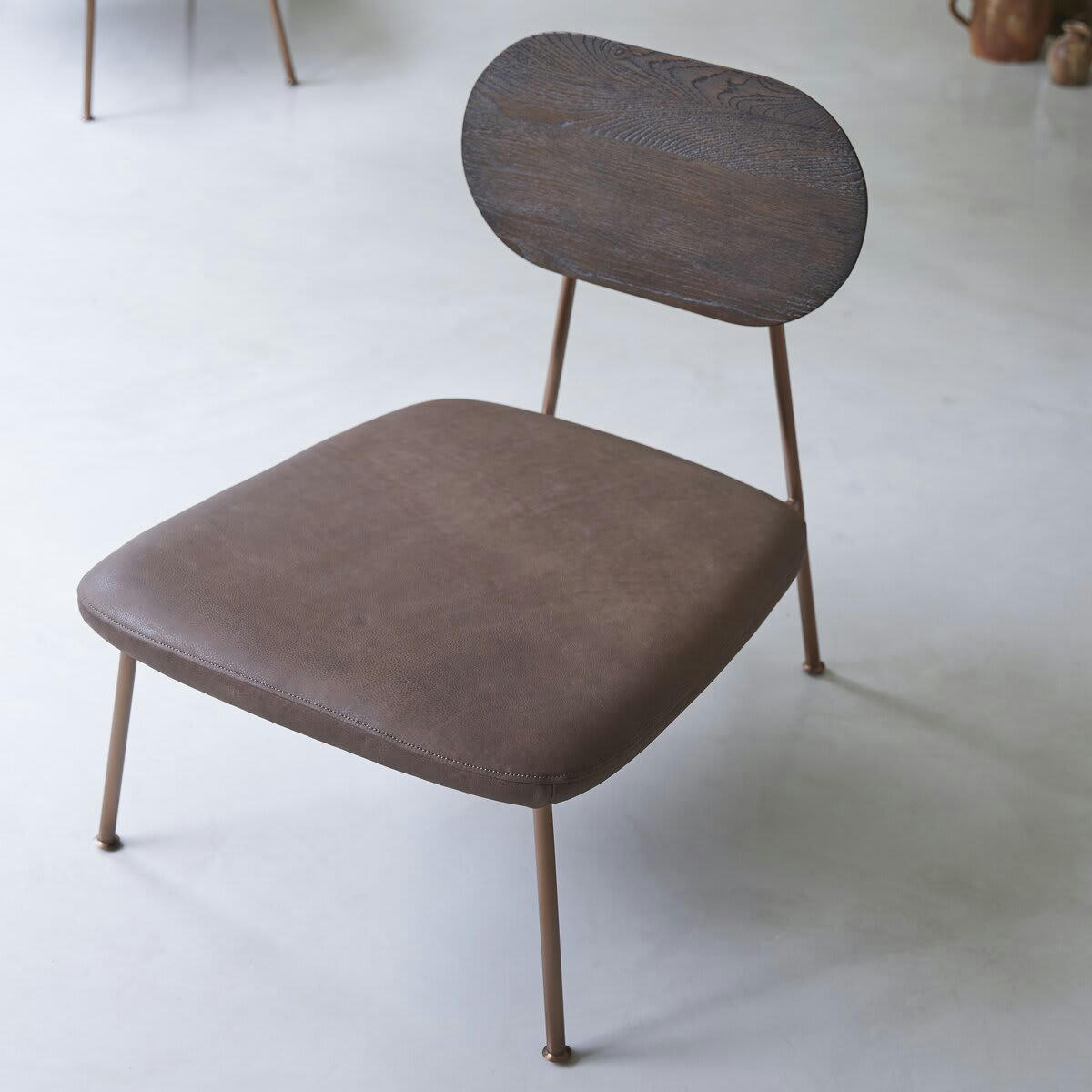 YUTAPI - Fauteuil bas Mohawk choco en chêne massif