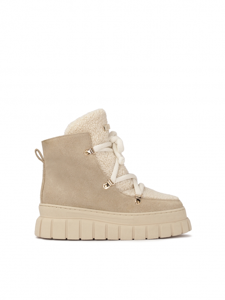 Beige suede snow boots with synthetic fur