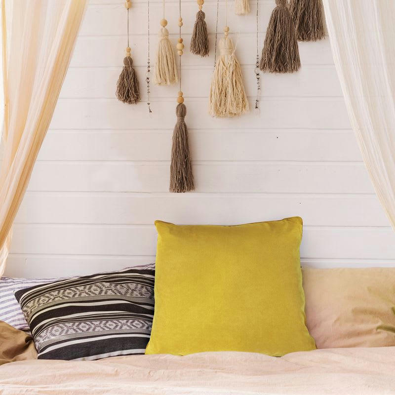 SUEDEN - Coussin de sol en suédine jaune 70x70