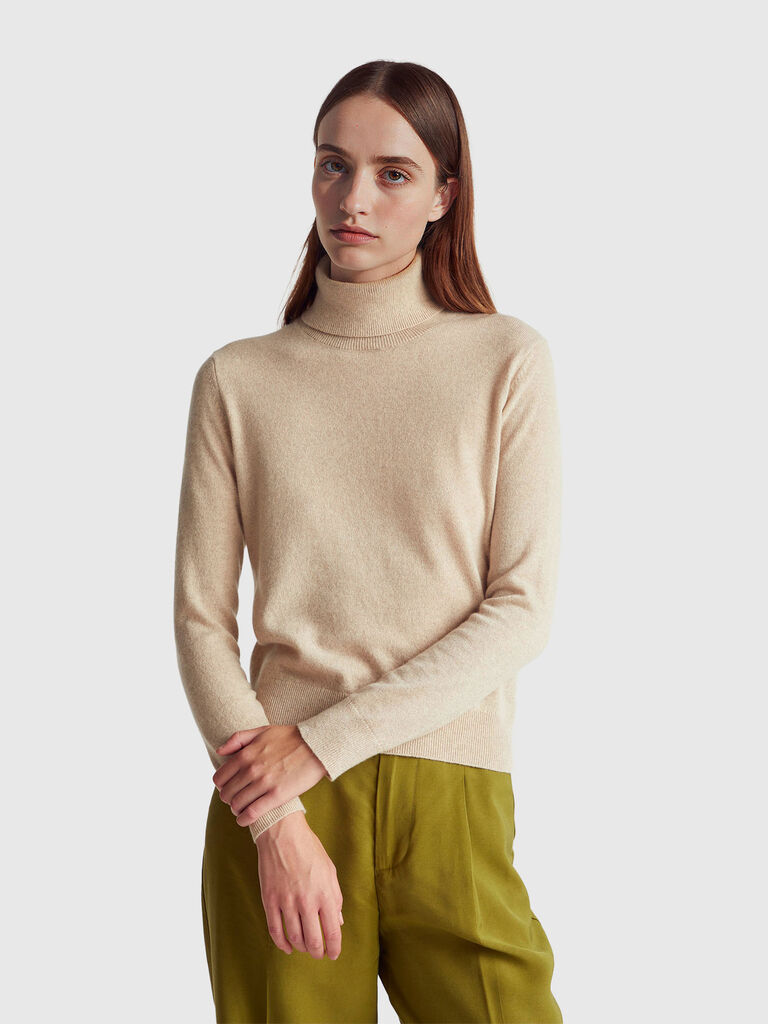 Beige turtleneck in pure cashmere