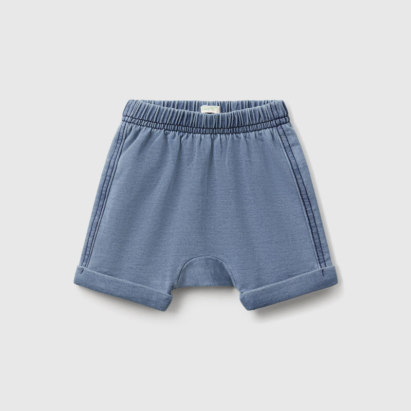 Shorts with patch in denim look sweat