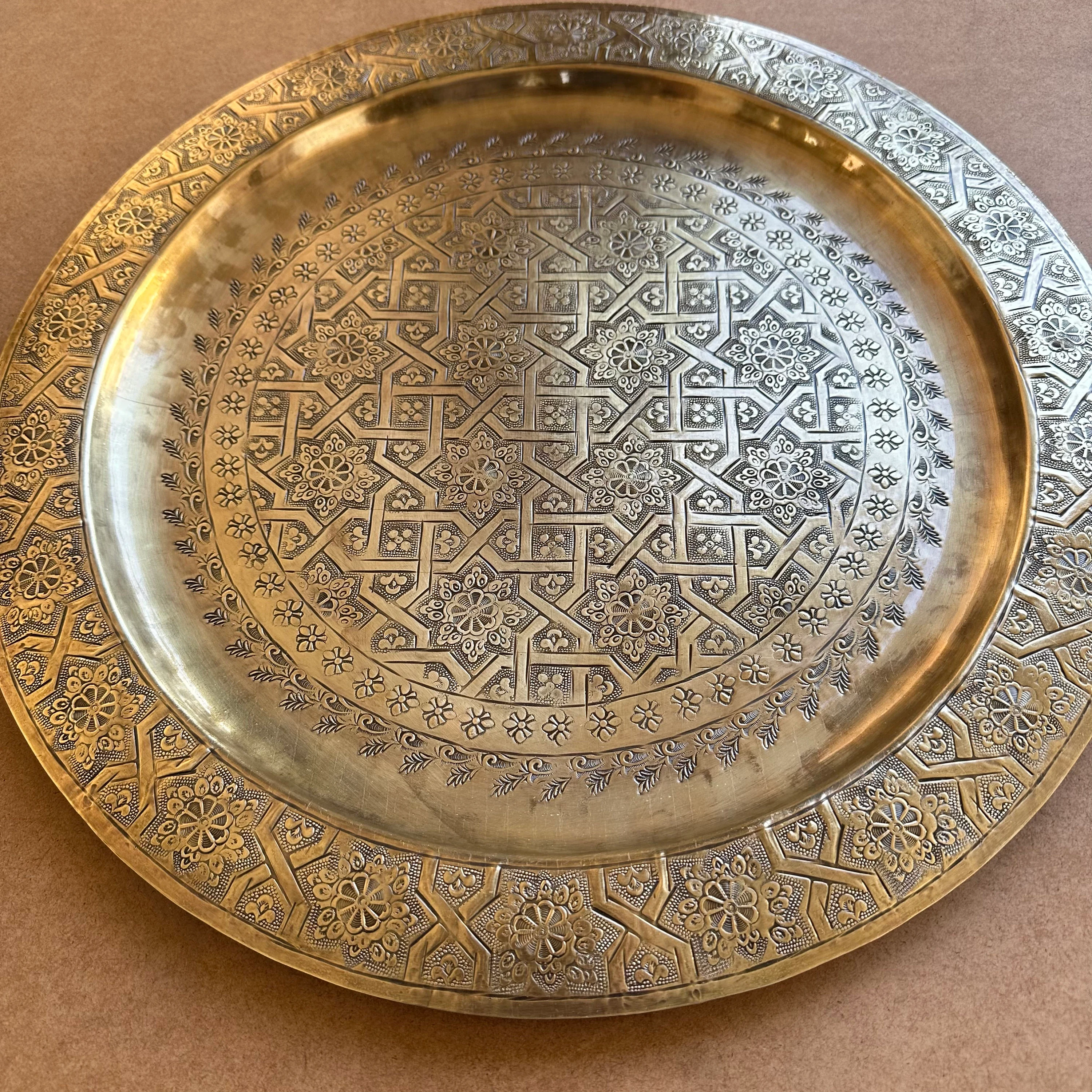 Moroccan brass tray, artisanal tray with engraving, copper servitude tray, artisanal bronze decoration, artisanal engraving, silver tray .