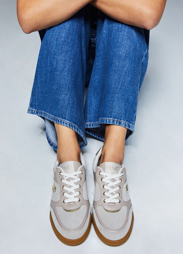 Sneakers in suede