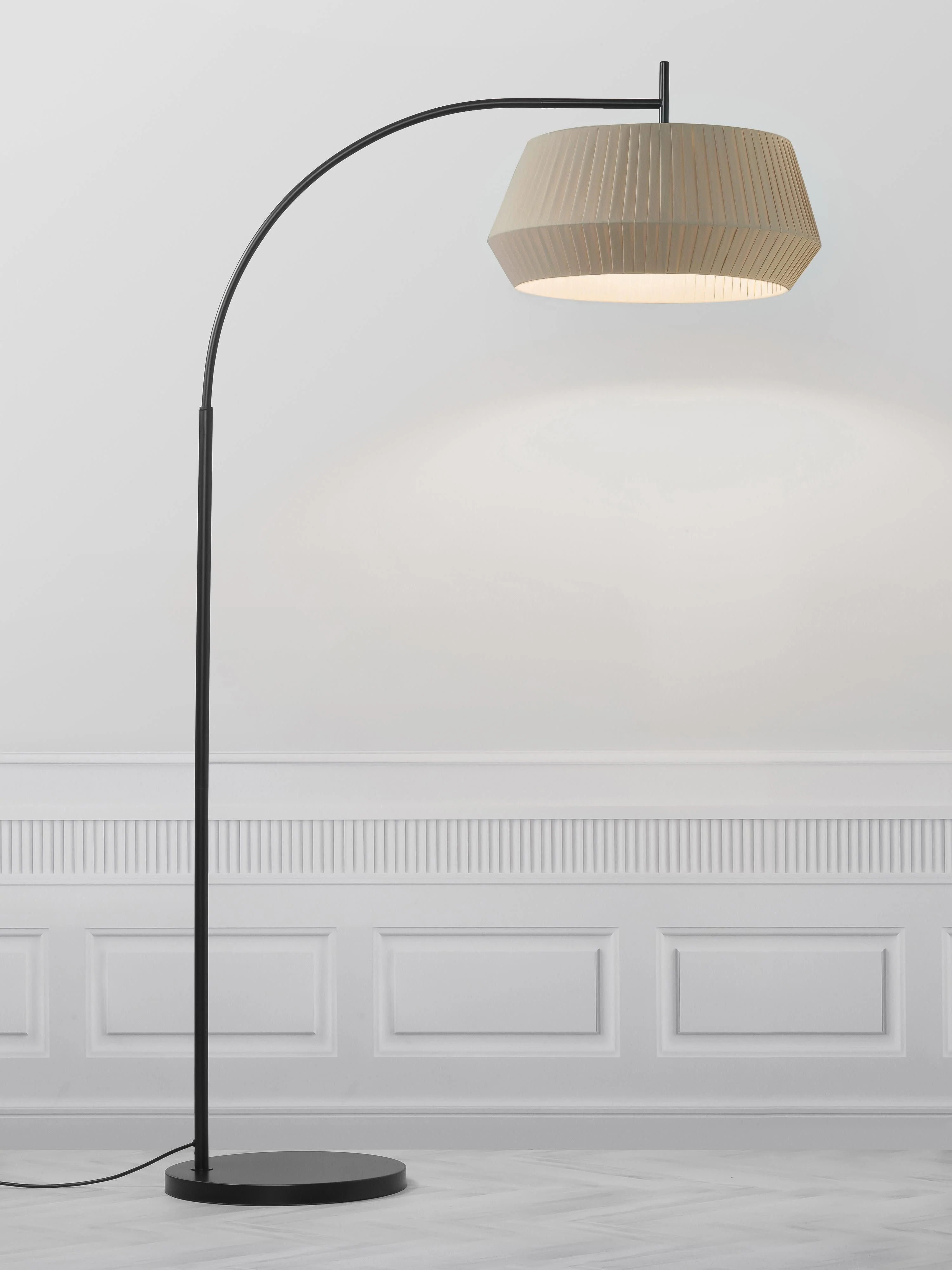 Große Bogenlampe Dicte aus Faltenstoff