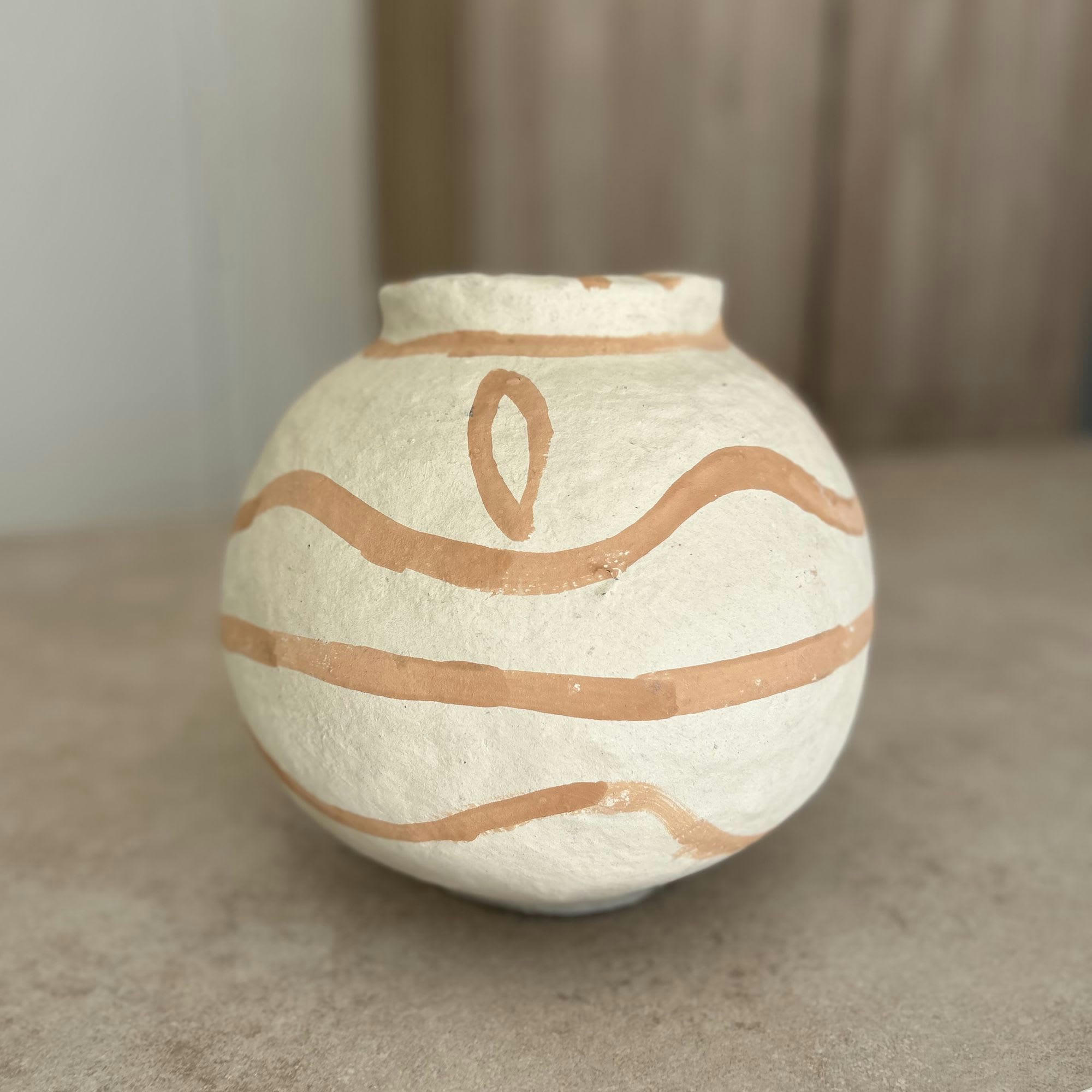 MERZOUGA - Vase boule en papier maché écru et terracotta