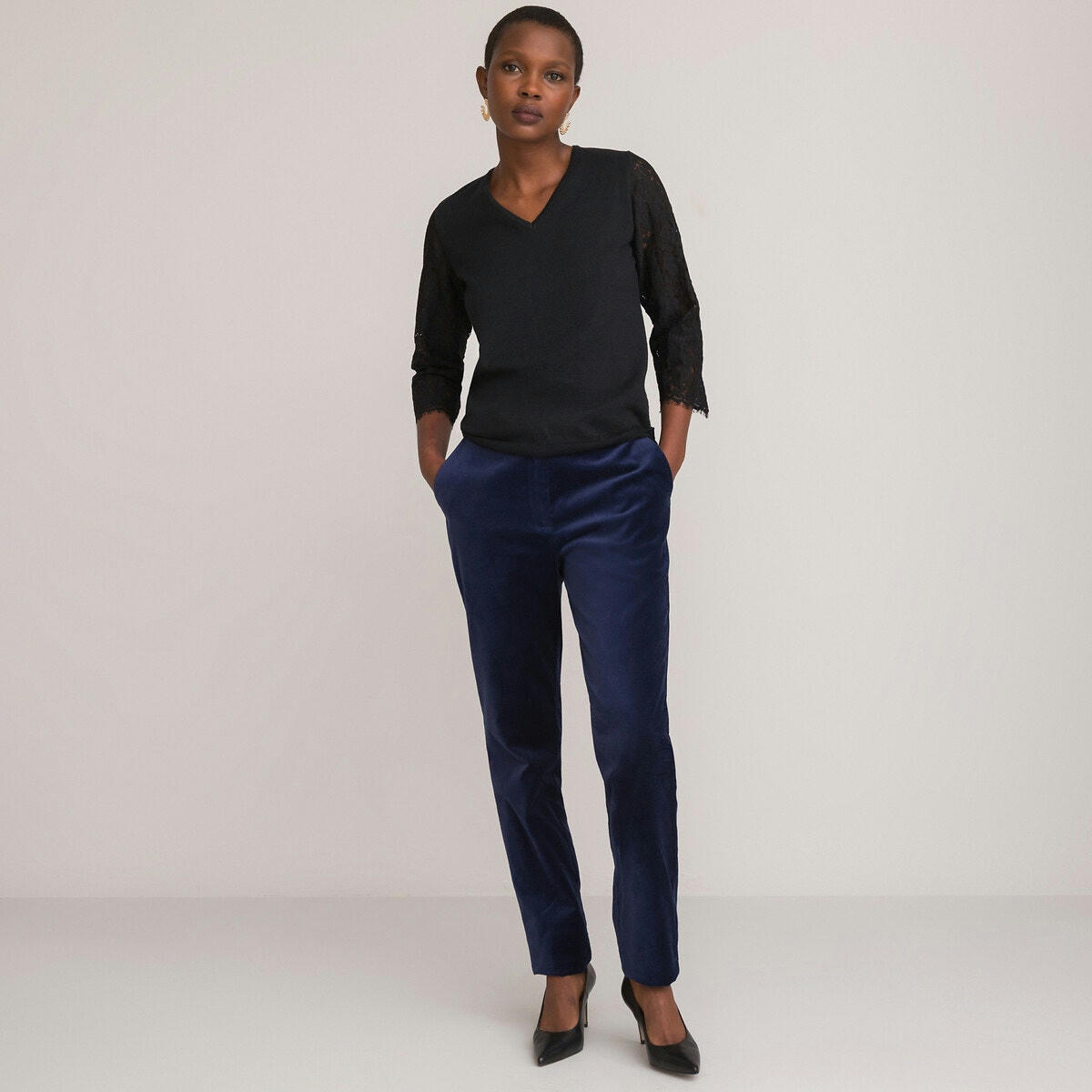 Pull col V, fine maille, manches 3/4 en dentelle