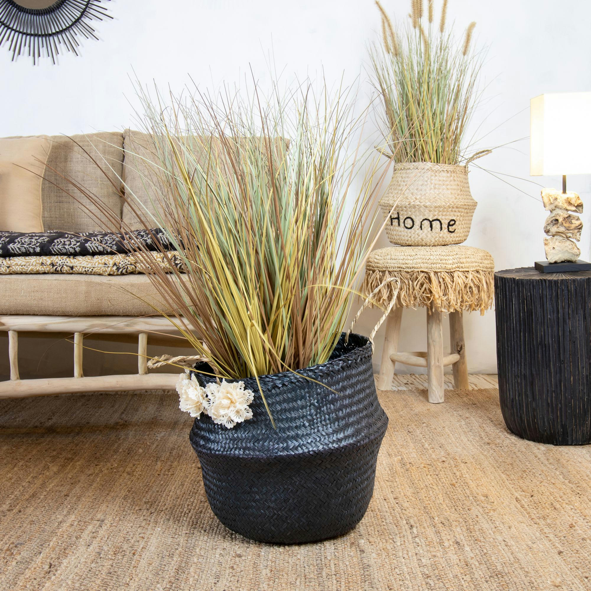HANOI - Panier cache-pot en jonc noir avec fleurs blanches h40cm