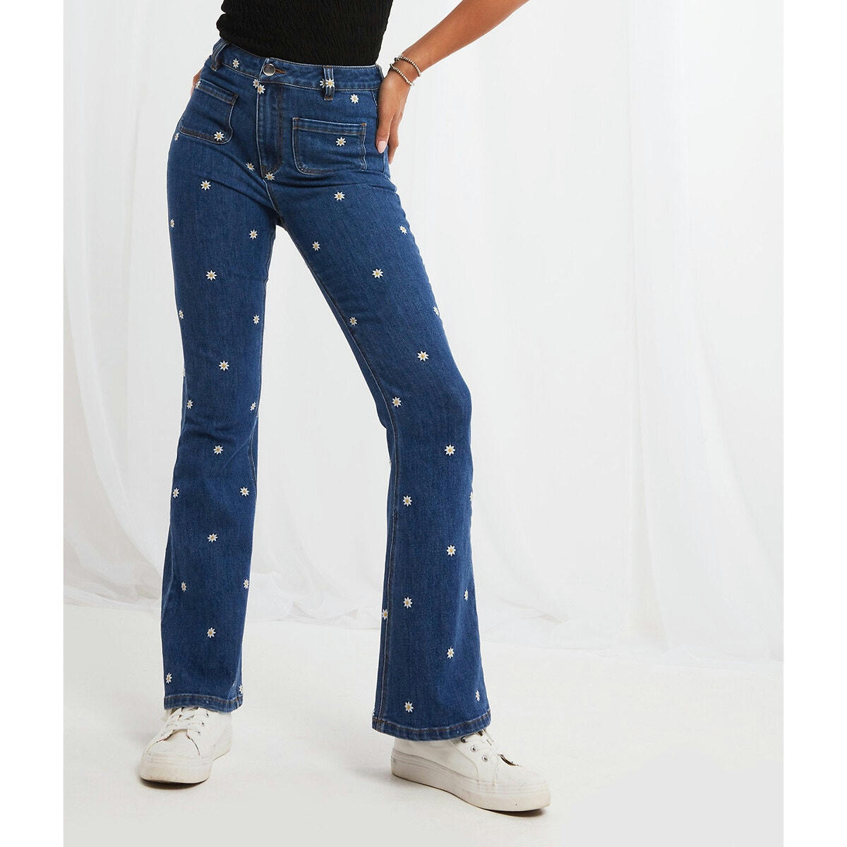 Jean bootcut, marguerites brodées