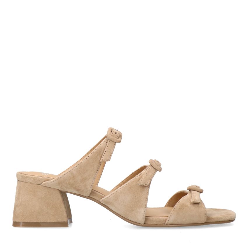 Manfield Beige suède sandalen met hak en gespjes