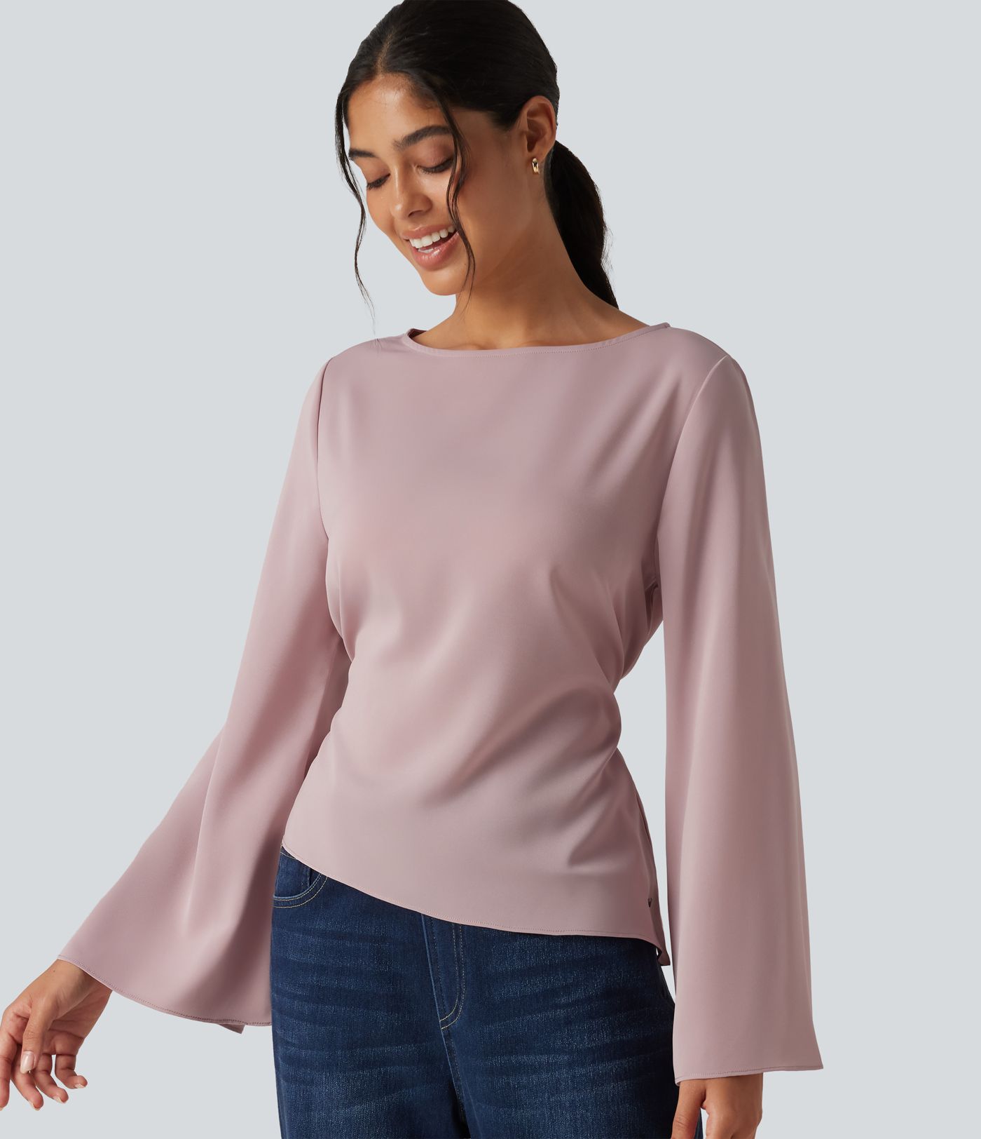 Blouse à encolure bateau, manches longues à volants, lien au dos et ourlet asymétrique