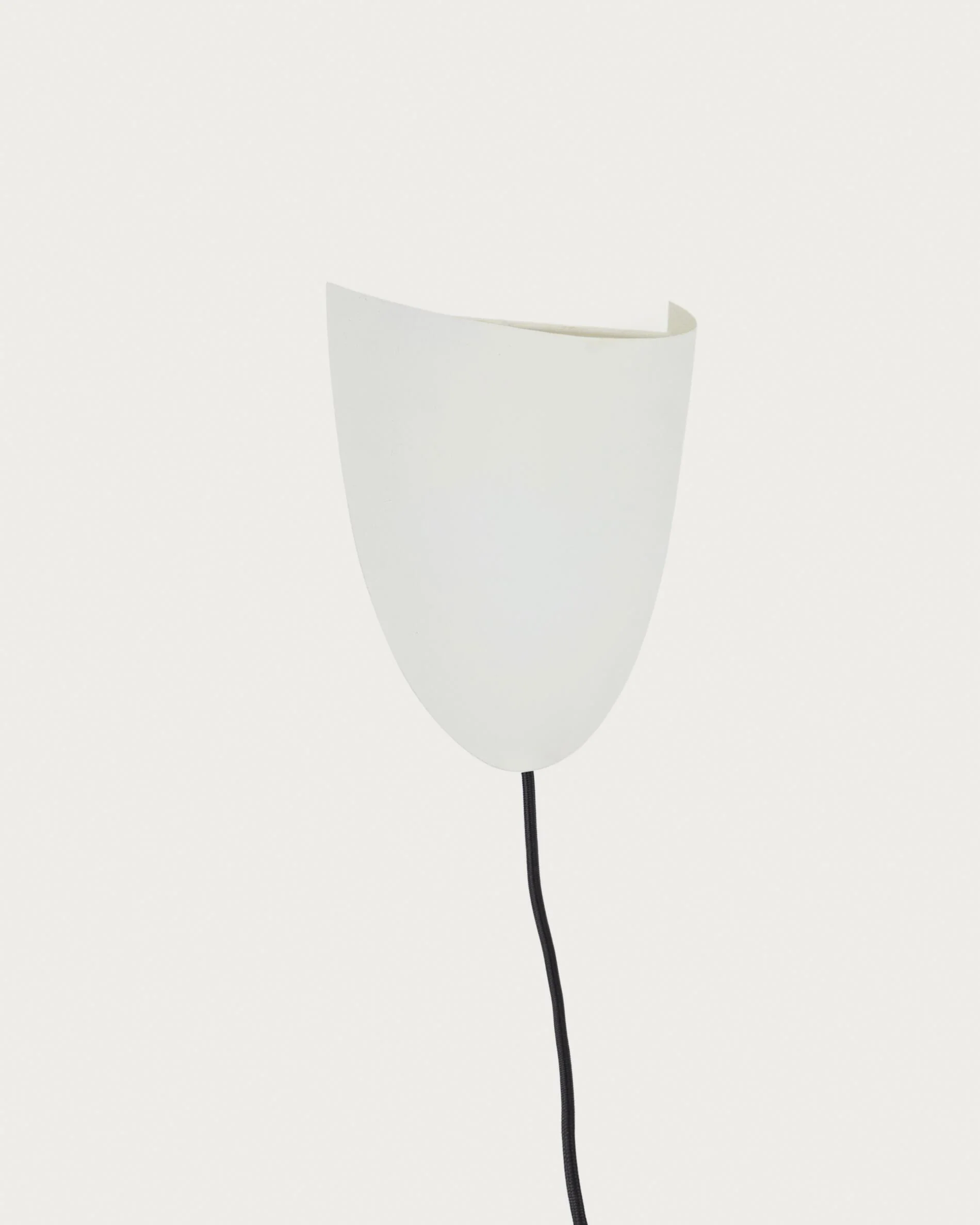 Nibla wall-mounted light fixture in white clay-effect metal