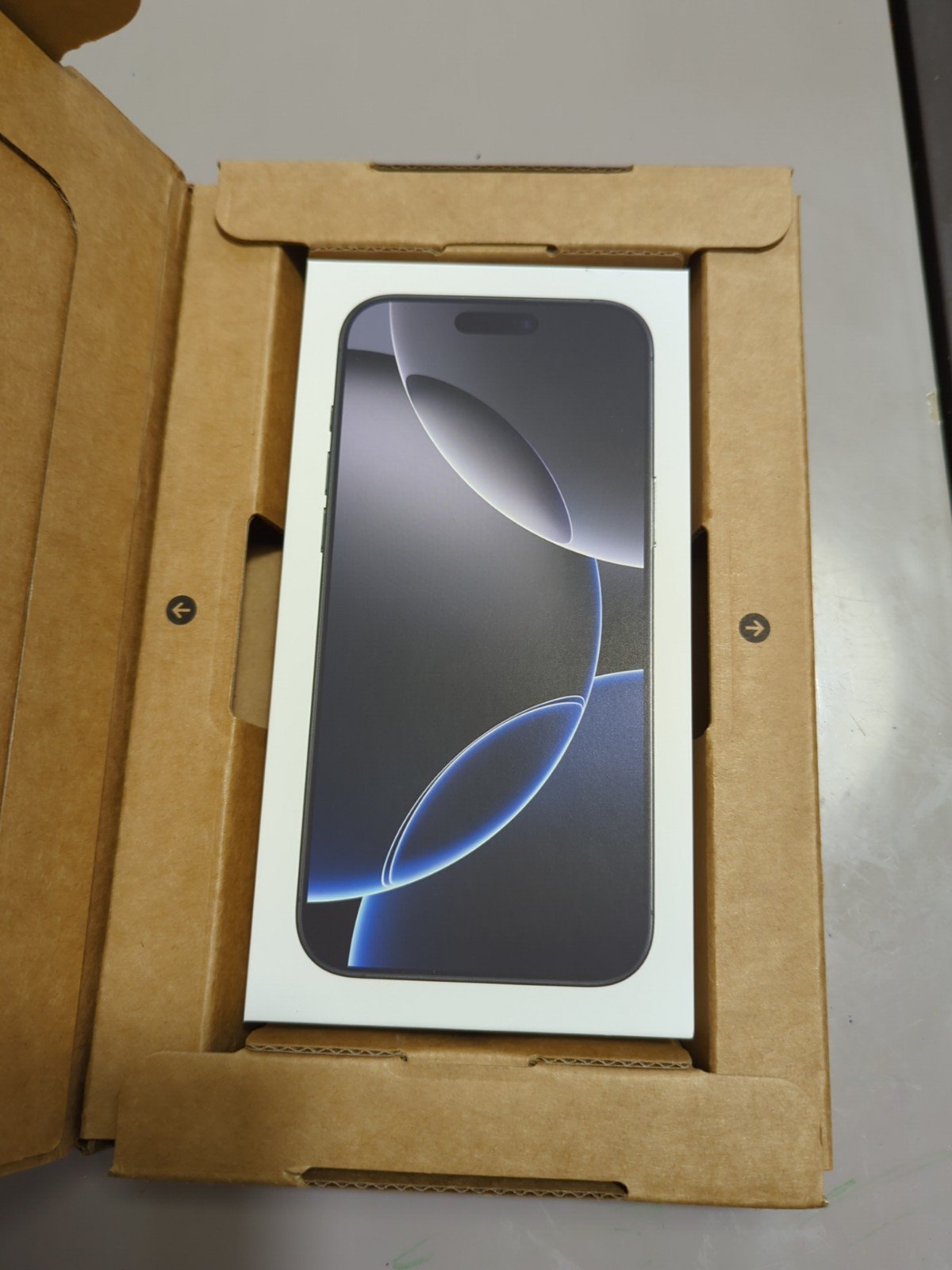 iPhone 16 pro max 256gb Black Titanium Or Desert Titanium Unlocked