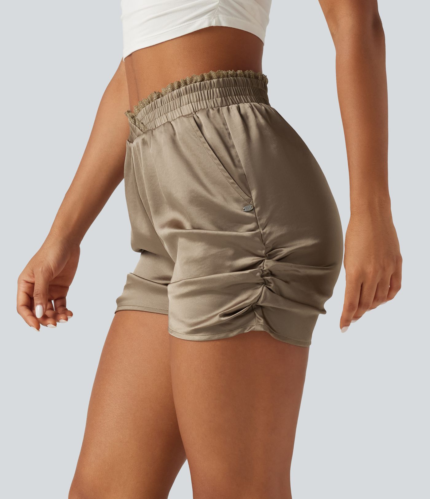 Short en satin 8 cm taille mi-haute à design croisé, dentelle contrastante et fronces avec poches