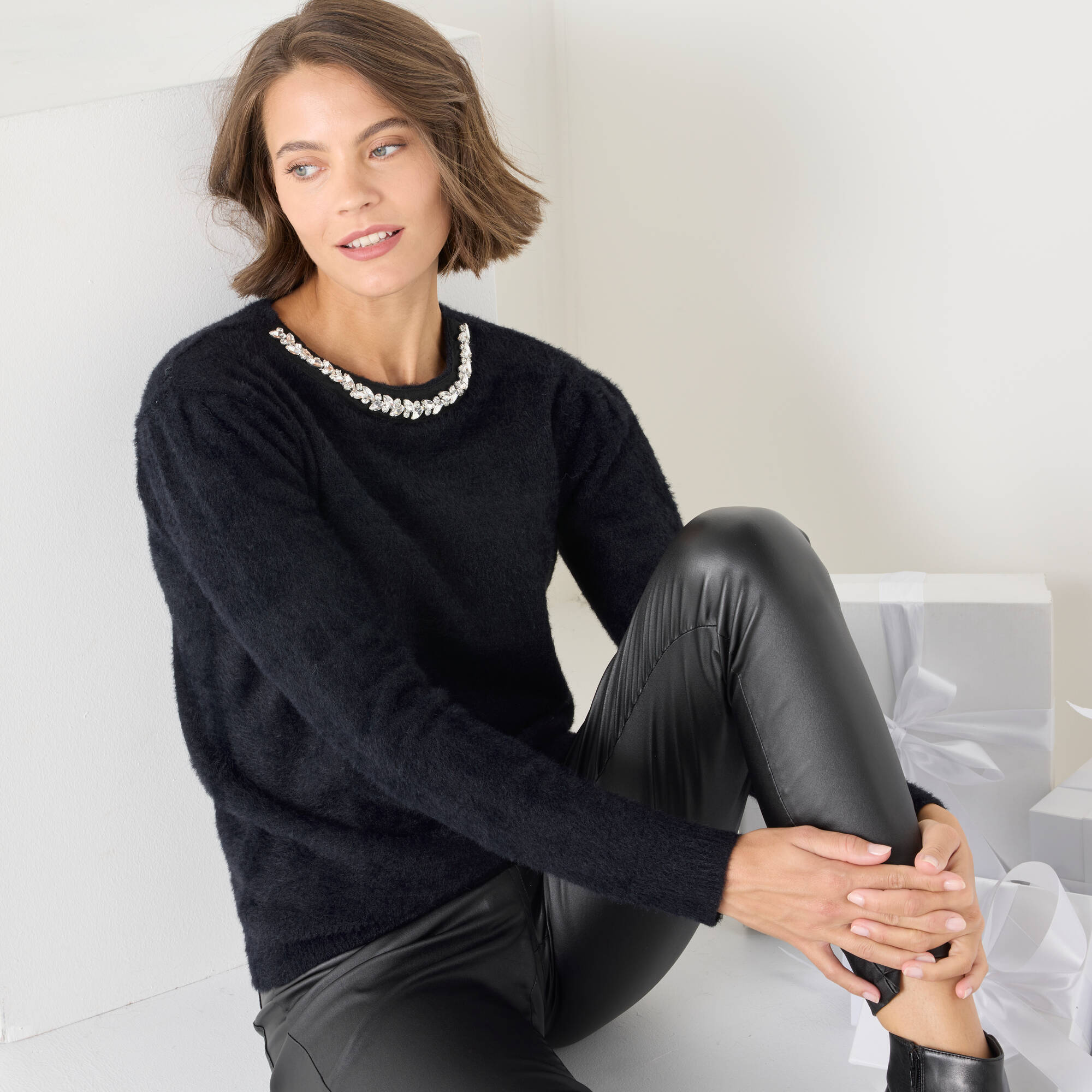 Pull maille poilue décolleté strass