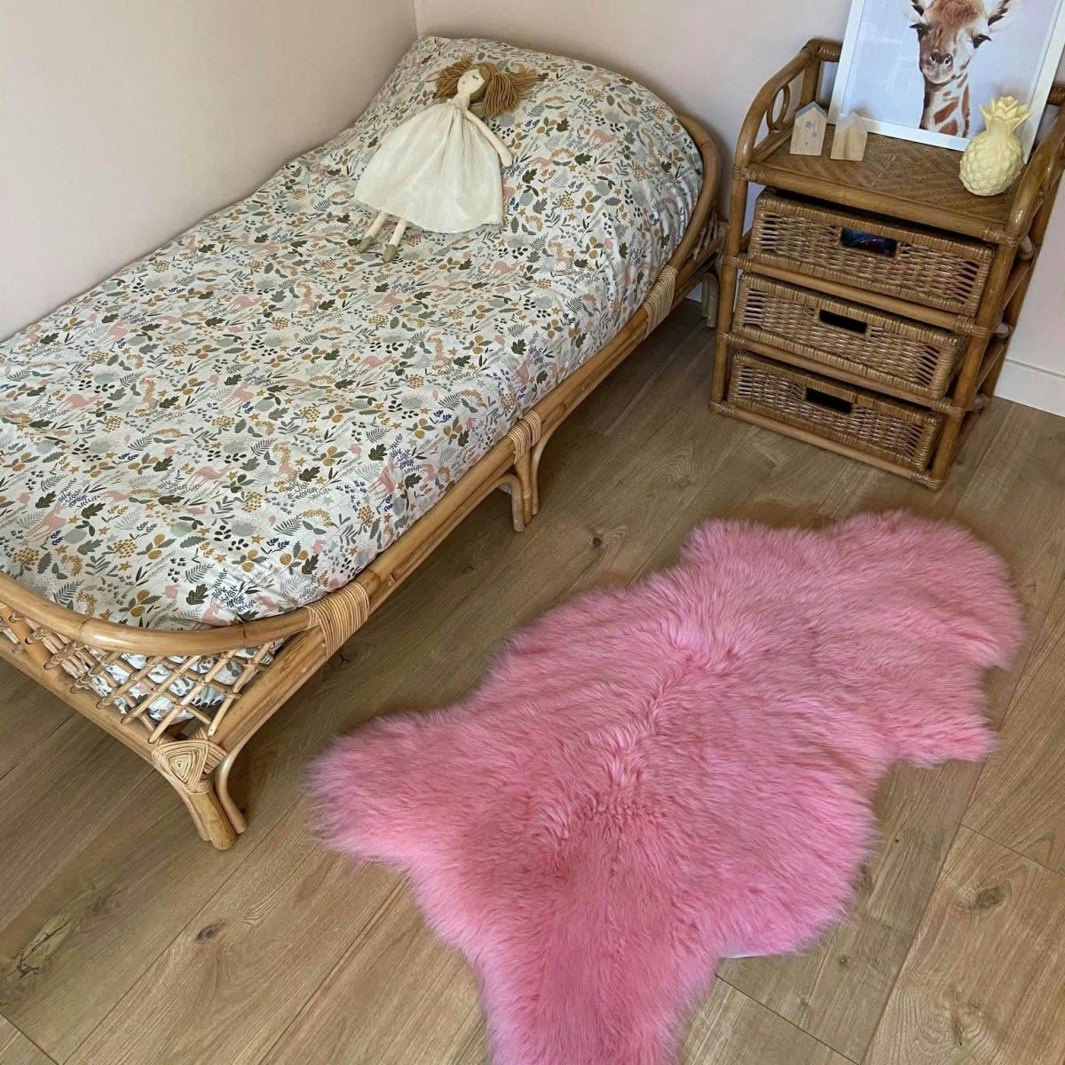 - Tapis en peau de mouton rose