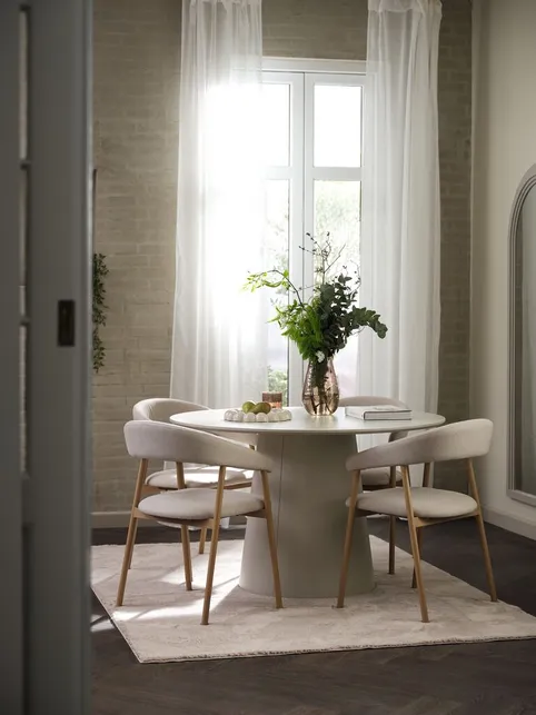 KLIPLEV Ø120 bord travertin + 4 EJSING stole beige/natur eg