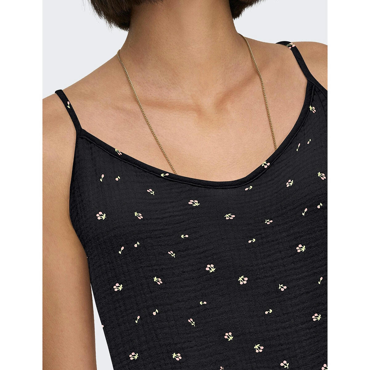 Robe courte, fines bretelles