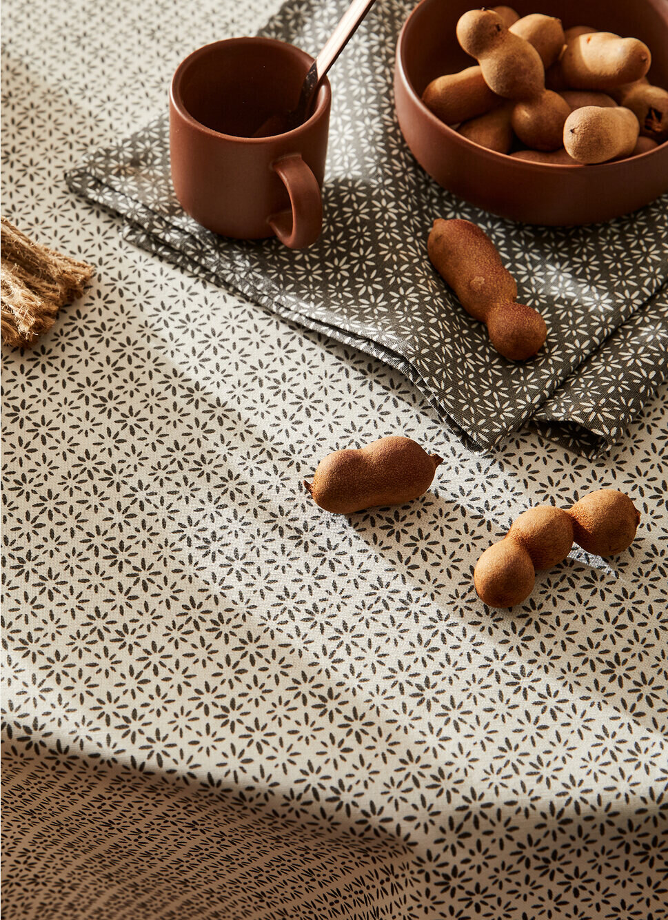 NAPPE EN COTON ENDUIT IMPRIMÉ PETITES FLEURS BLANC / GRIS