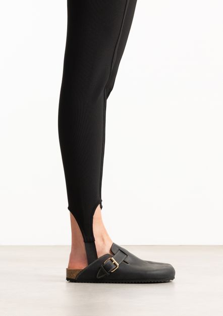 Zwarte leren clogs met gesp