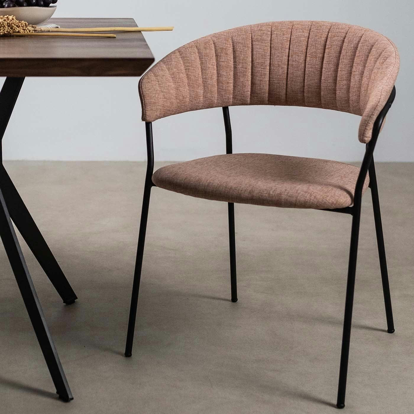 BELLE - Chaise avec accoudoirs en polyester rose et acier noir