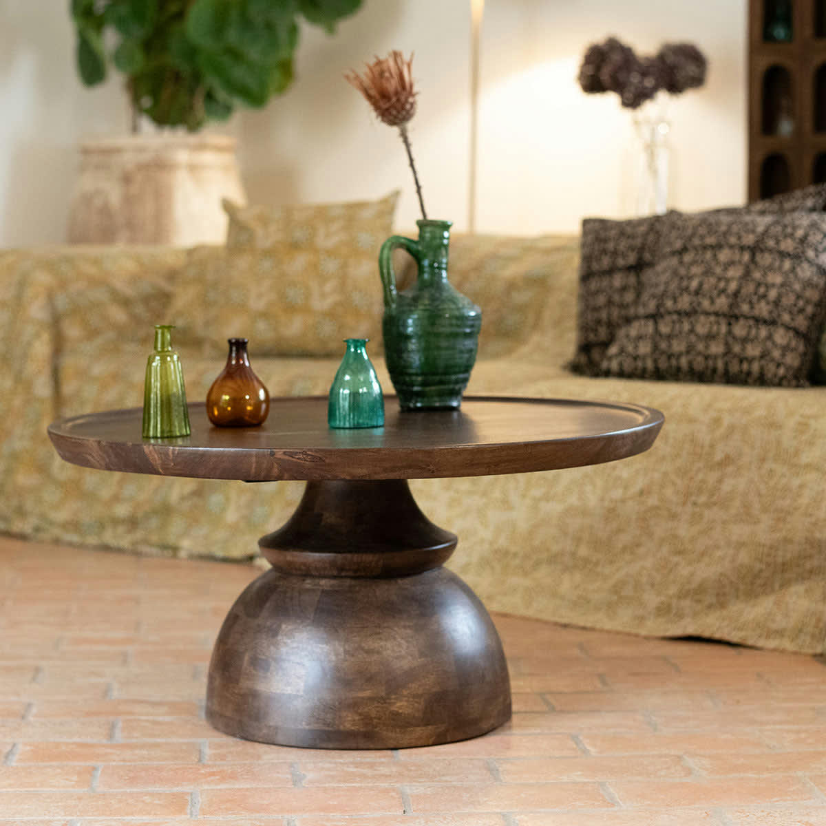 - Table basse ronde en manguier teinté