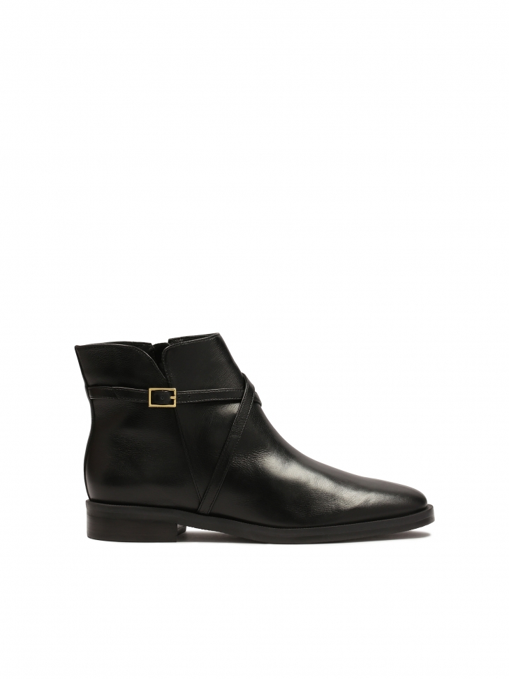 Flat boots with crisscrossing straps